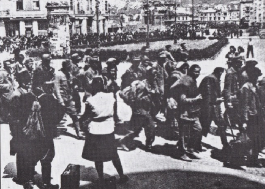 77. Zarobljeni civili i vojnici u prolasku kroz Maribor 1945