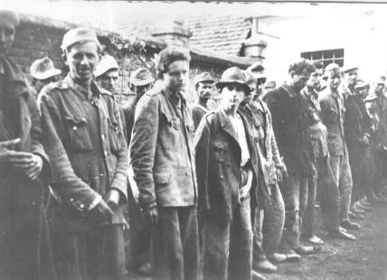 88. Hrvati u Odžaku pred strijeljanje, svibnja 1945. Na slici je vidljivo četvoro djece koje će partizani strijeljati!