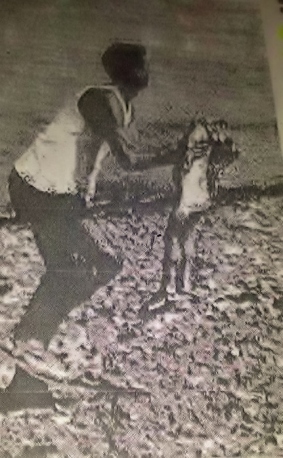 Jedna od rijetkih fotografija s mjesta eksplozije u Vergaroli gdje otac nosi ranjenu djevojÄicu.